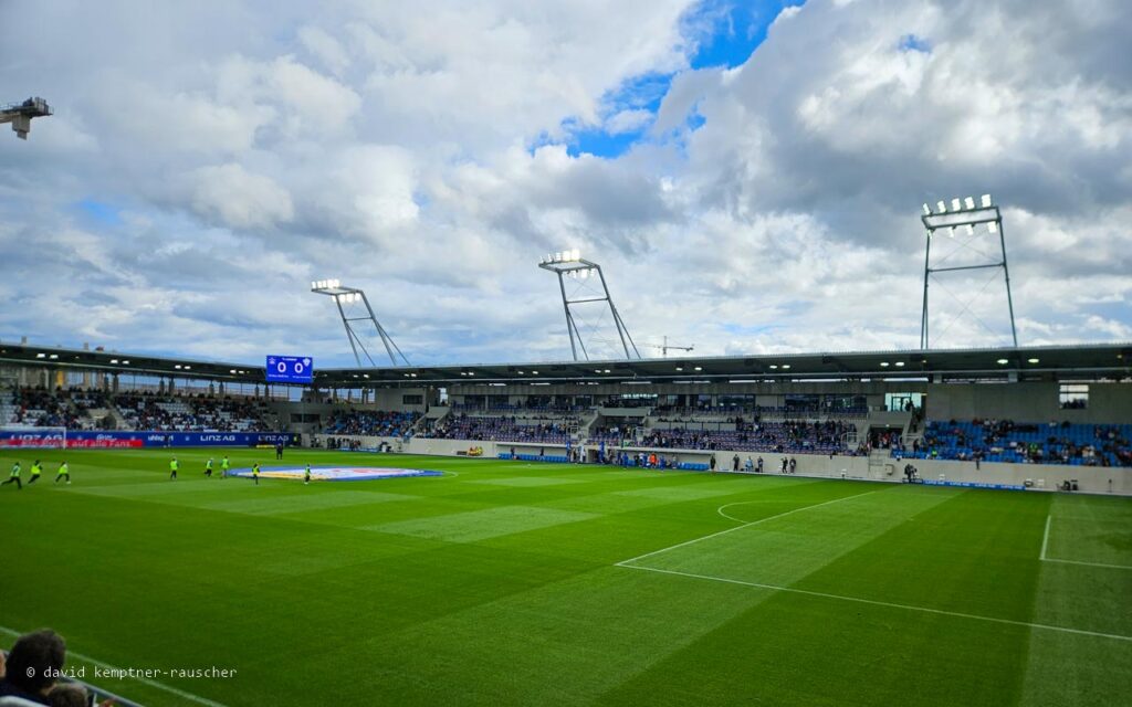 6. August 2023, FC Blau Weiß Linz gegen TSV Hartberg im Donauparkstadion. Die Ruhe vor dem Sturm.