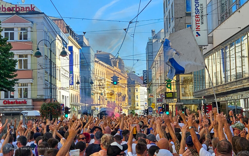 12. August 2023, Auswärtsmatch des FC Blau Weiß Linz bei den Rosaroten auf der Gugl. Stimmung in der Landstraße.