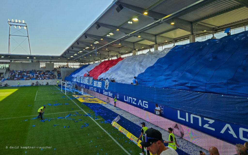 20. August 2023, FC Blau Weiß Linz gegen SK Rapid Wien im Donauparkstadion. SKV vs. SCR. Choreo zum Jubiläum der Linzer Blauhelme.