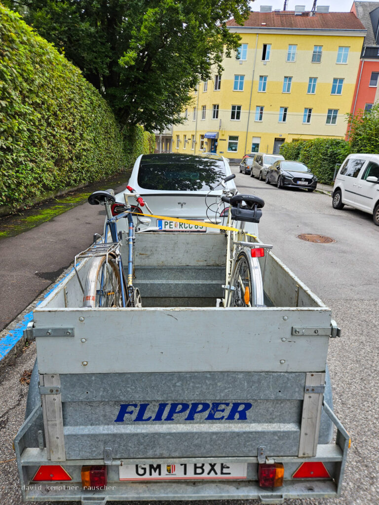 Am 29. August 2023 wurden zwei gebrauchte Puch Fahrräder aus Linz abgeholt. Das Damenfahrrad in einem Zustand, der jetzt schon ein schlechtes Gewissen vor der Demontage hervorruft.