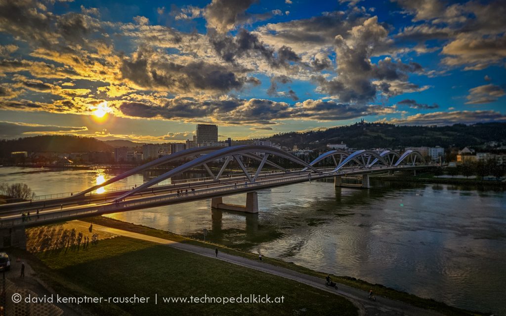 Immer wieder geht die Sonne auf. Blick auf die neue Eisenbahnbrücke in Linz.